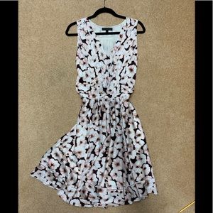 Flirty flowered dress with pockets!